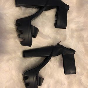 Black High heels- size 7 1/2.. also fits size 8